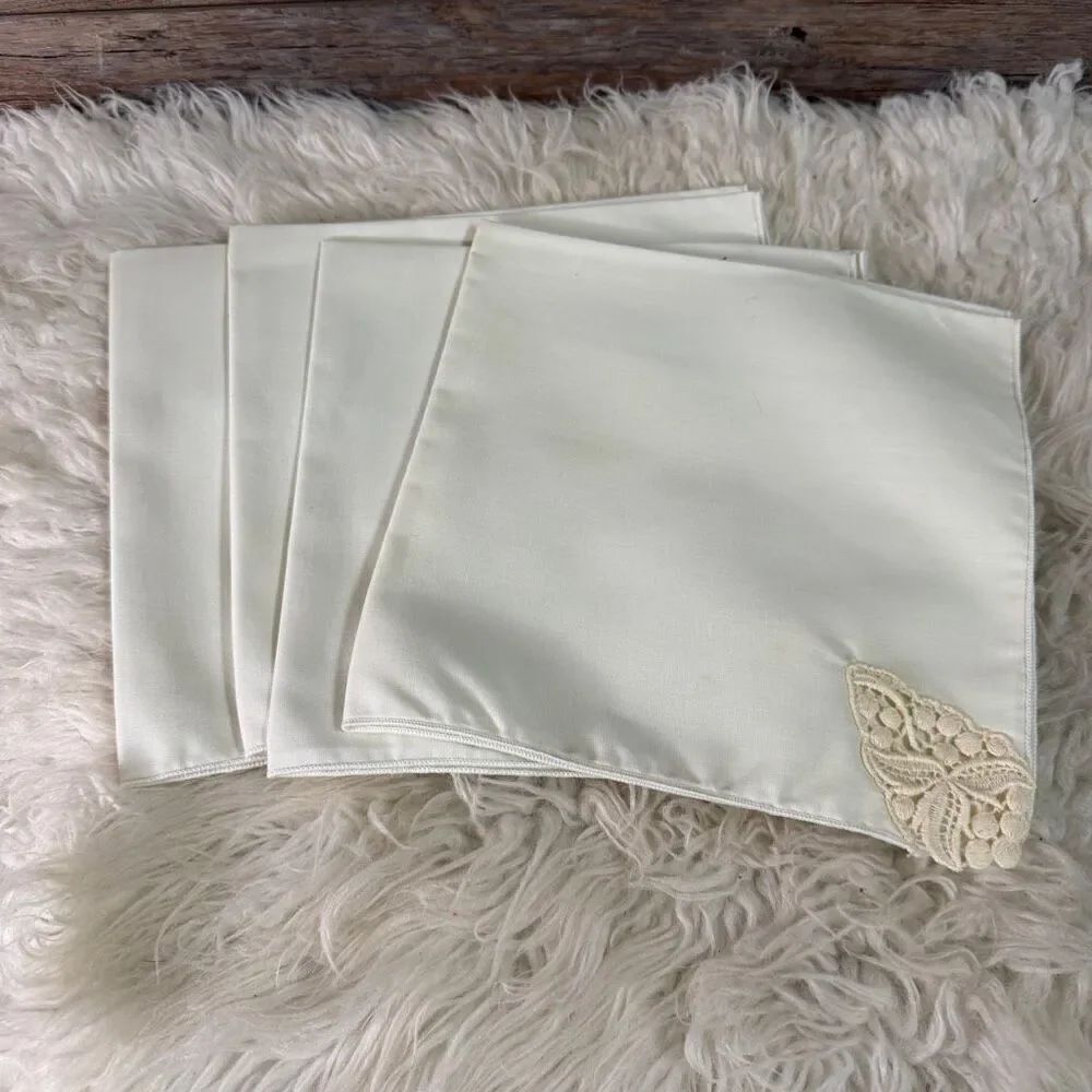 BARDWIL LINENS Vintage Cloth Napkins (7) Permanent Press Lace Details